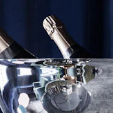 En vinkylare eller champagnekylare är perfekt för dig som vill kunna servera favoritdrycken i rätt temperatur samtidigt som dess dekorativa design garanterat kommer att dra blickarna till sig.