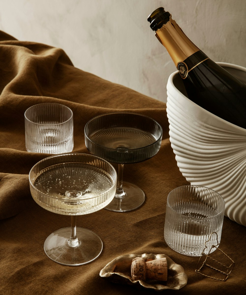 Pöytä keskiyön hetkeen